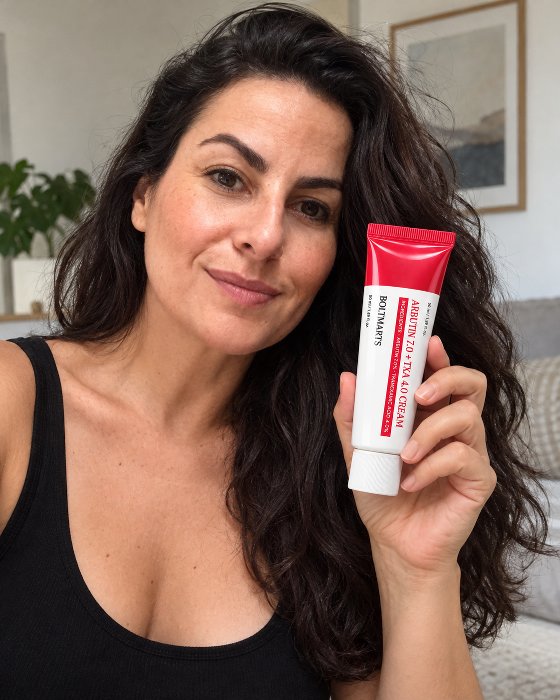 files/Mujer_mostrando_un_tubo_rojo_y_blanco.png